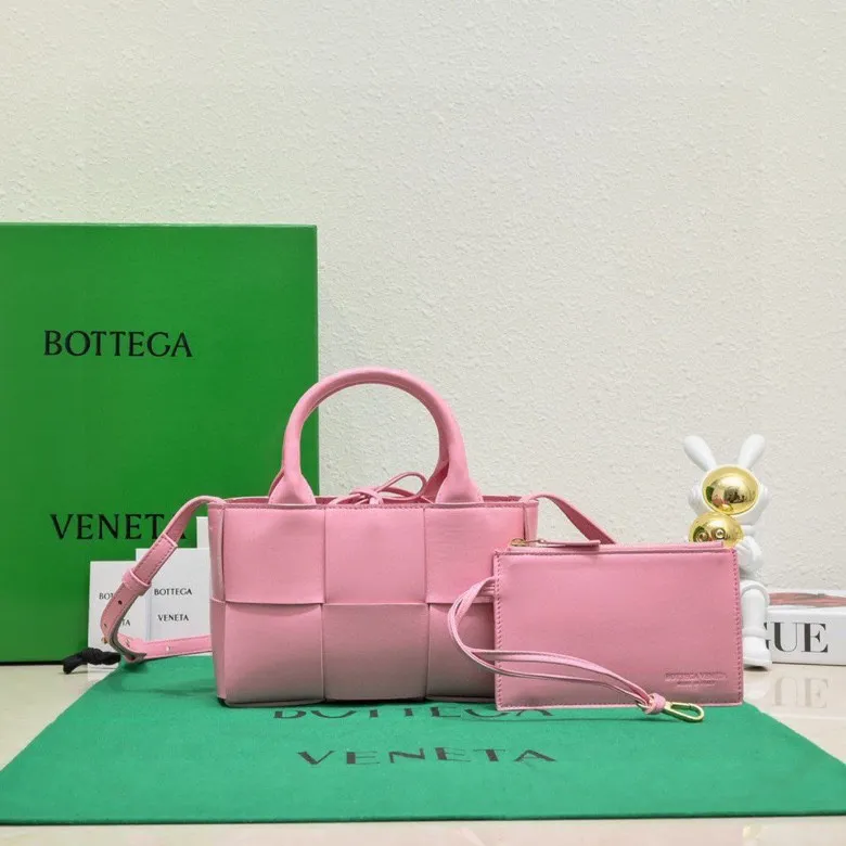 Batch 1420 BV Candy Arco super mini tote bag. The size of a mobile phone 😋 can only hold cuteness 🥰 I have always been fond of tote bags because it has no complicated design, is simple and neat, and can be easily matched with daily clothes. Key points, key points! It is equipped with a detachable shoulder strap, so you can match your different looks. It is full of texture. Size: 20*7*13 Style number: 9895#